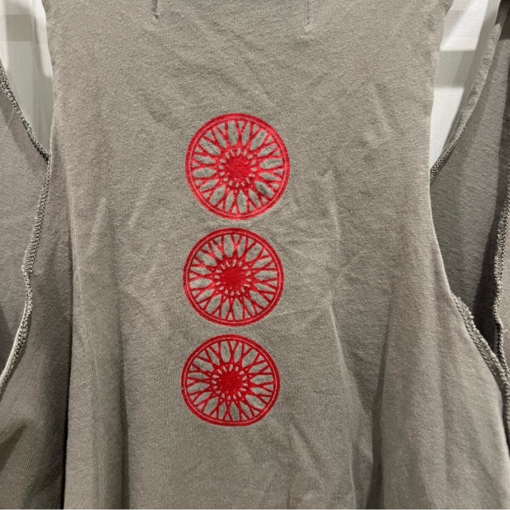 SoulCycle Women's Gray Cotton Soul Tank Top With Red Wheel Size M - Picture 5 of 5